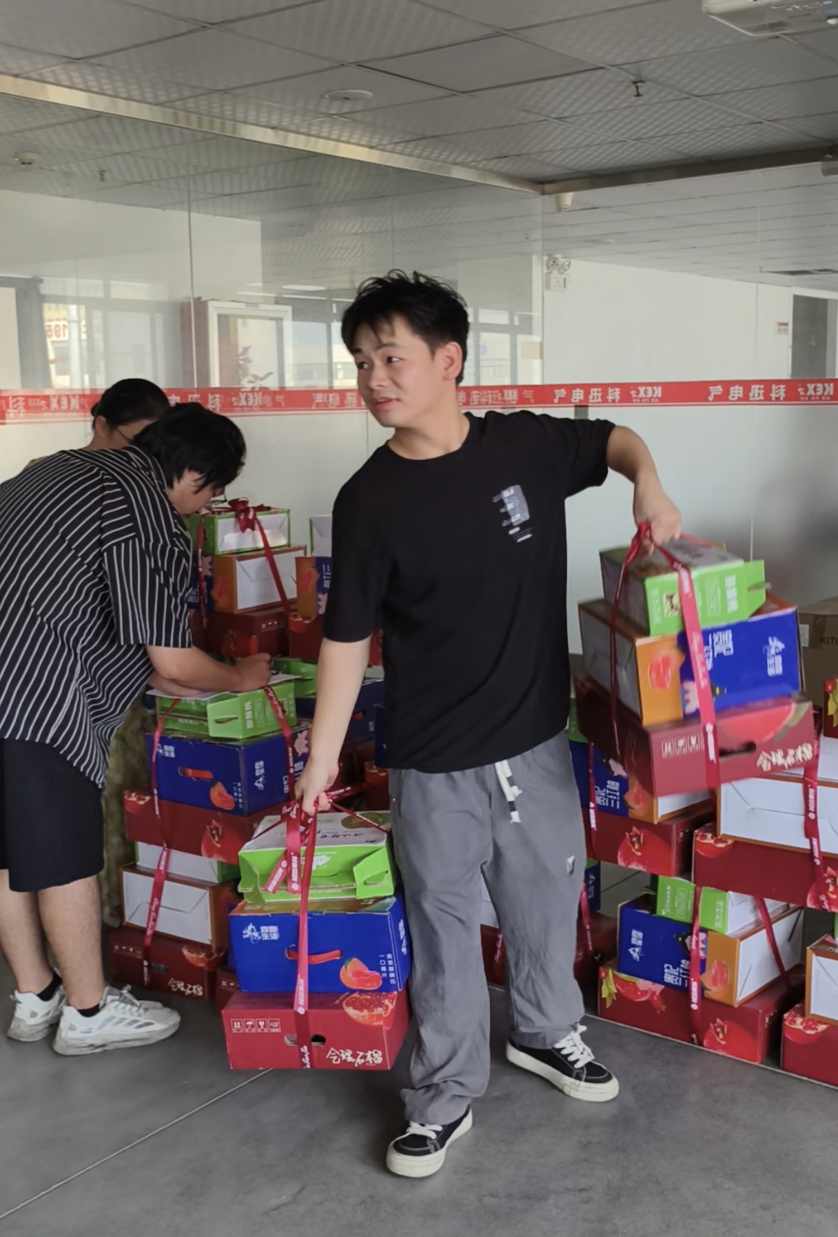 Mid-Udazkeneko Jaialdiaren harira, Kexun Electric-ek opari kaxa bikainak prestatu ditu langile guztientzat.