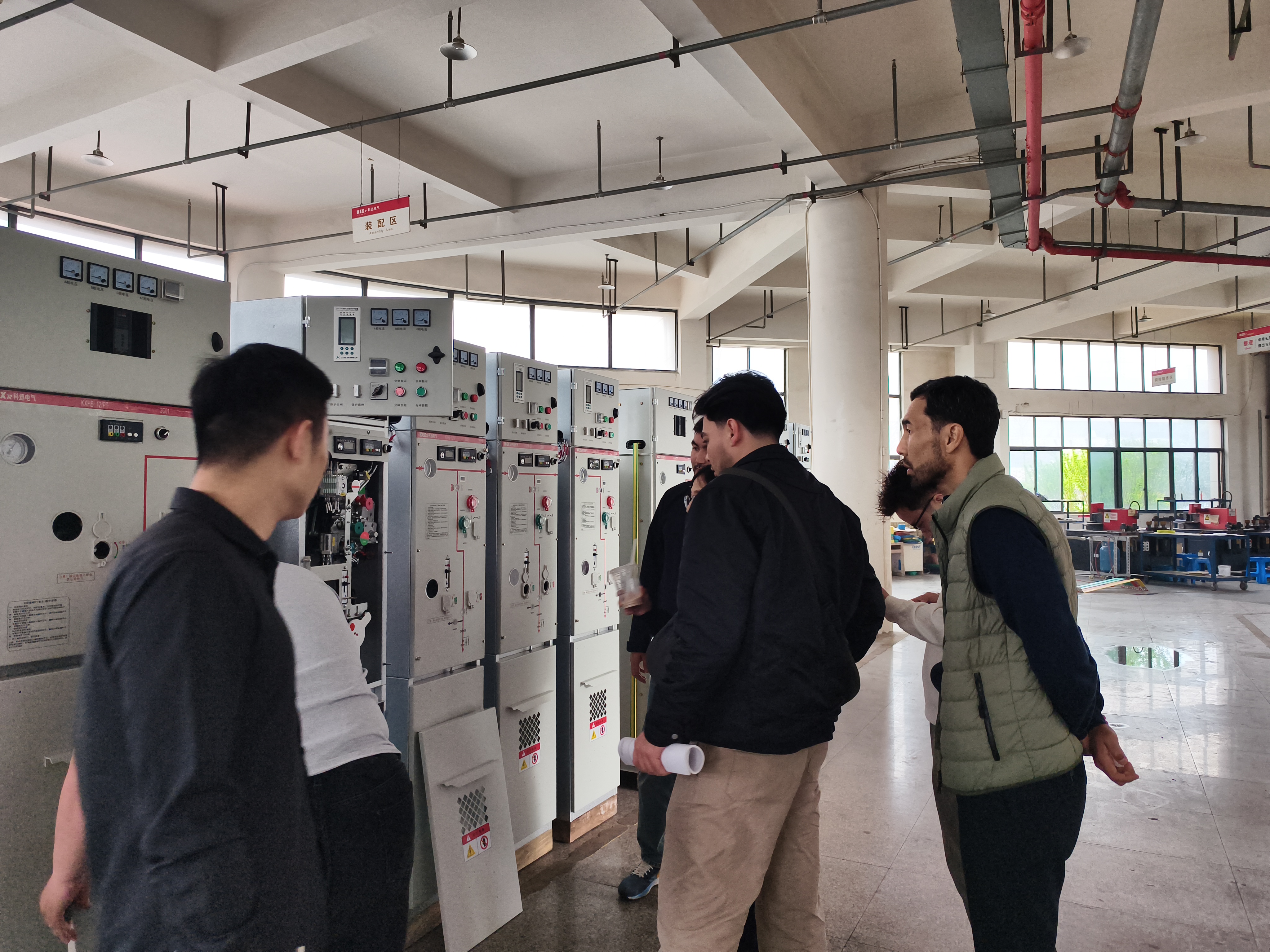 Kazakhstango bezeroek Kexun Electric-en tentsio handiko elektrizitatea banatzeko ekipoen fabrikazio-basera bisitatzen dute